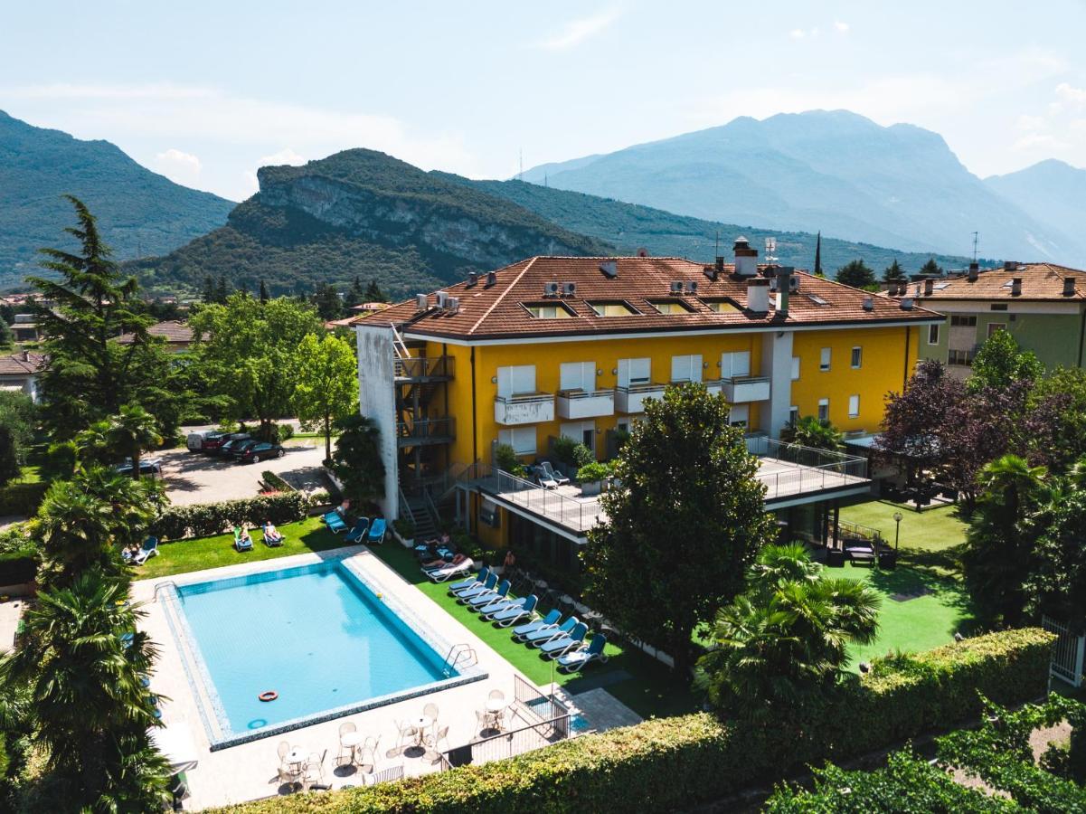 Appartamento Campagnola Mansardato Con Soppalco Riva del Garda Luaran gambar